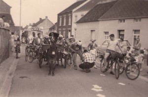 Carnaval de Perwez - Rue du Mont dans les années 50