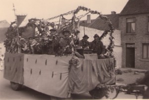Carnaval de Perwez - Rue du Mont dans les années 50